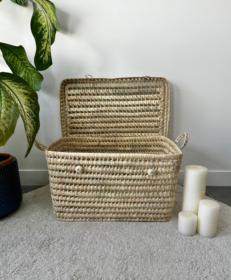 Malle de rangement en osier et feuilles de palmier de 60 cm, ouverte dans un intérieur naturel