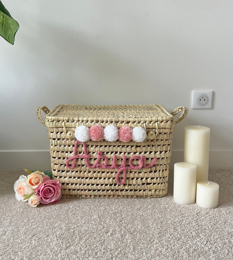 Coffre de rangement en osier personnalisé avec prénom rose et pompons roses et blancs