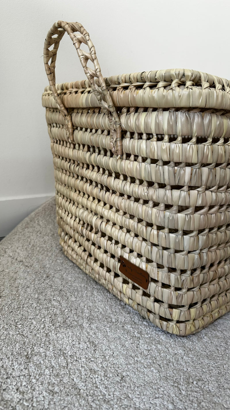 Détail du coin et des finitions d'une malle artisanale en osier