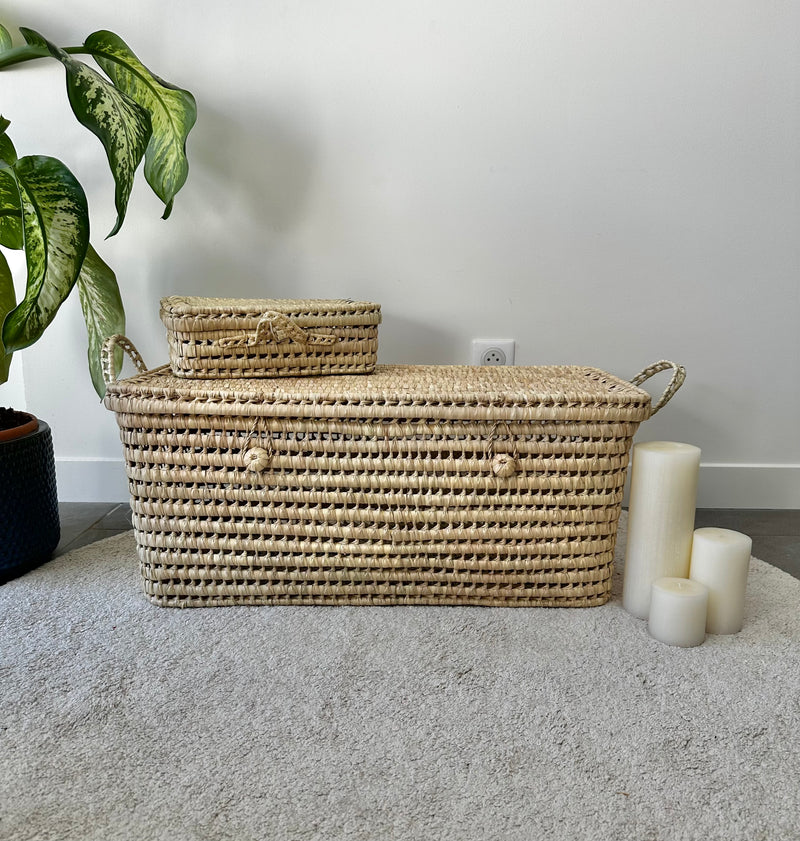 Grande malle de rangement en osier et feuilles de palmier de 80 cm, dans un intérieur naturel