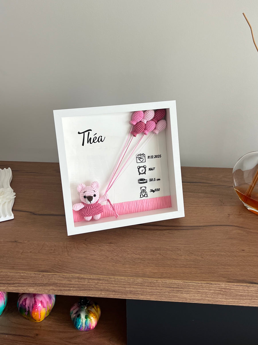 Cadre de naissance ourson fille avec robe