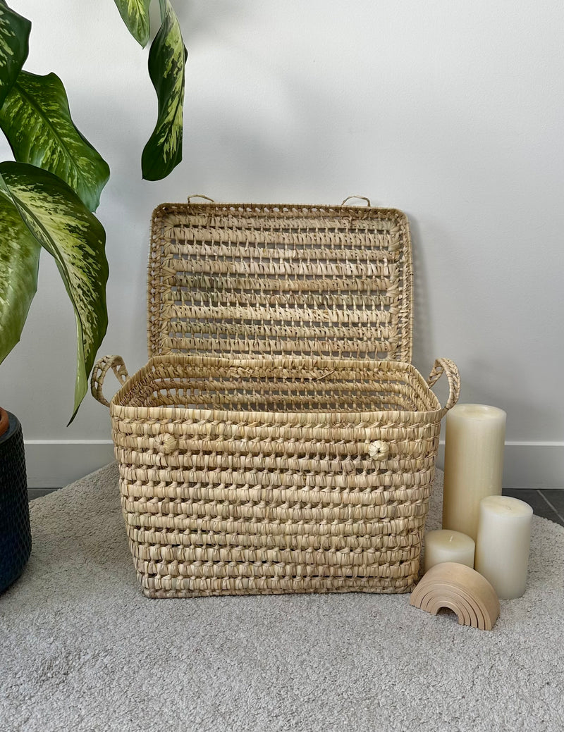 Malle artisanale en palmier de 50 cm avec couvercle ouvert et intérieur visible