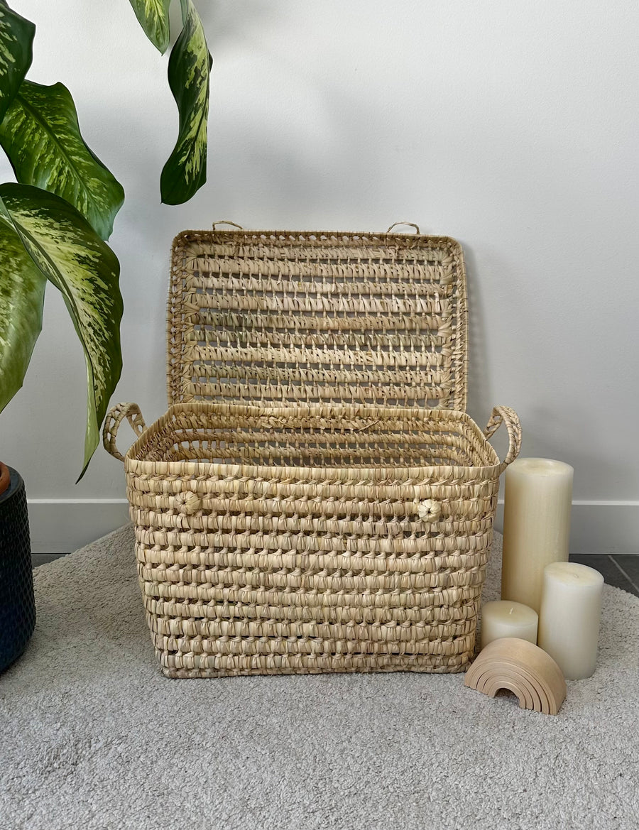 Malle artisanale en palmier de 50 cm avec couvercle ouvert et intérieur visible