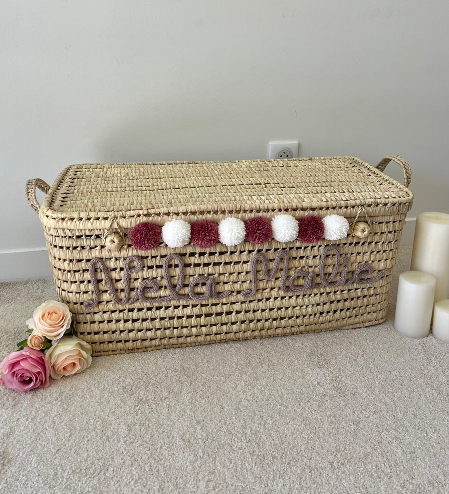 Malle de rangement en osier personnalisée avec prénom en tricotin et pompons aux tons colorés