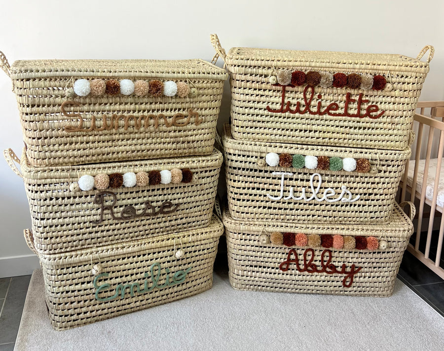 Ensemble de malles en osier personnalisées avec prénoms en tricotin et pompons de différentes couleurs